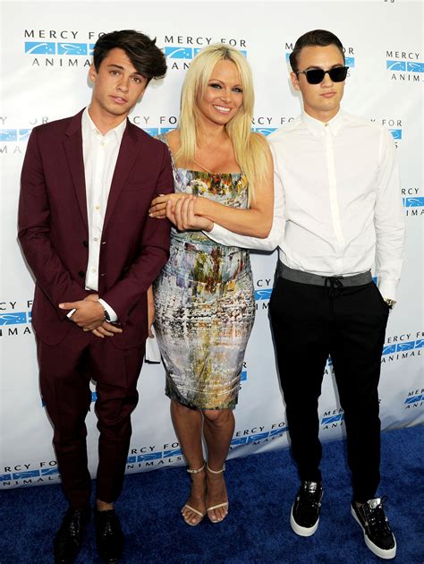 who did pamela anderson have kids with
